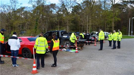 Zahlreiche Delikte wurden von den Beamten des Zolls und der Polizei festgestellt. Weiter verstärkte Drogen und Alkoholkontrollen sind in den nächsten Wochen geplant. Foto: Jürgen Lange