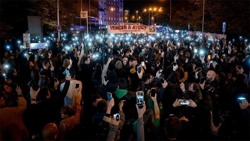 Zahlreiche Demonstranten in Madrid halten symbolisch ihre Handys hoch während einer Kundgebung gegen die Gewalt, die während der Kundgebungen im Rahmen des Bildungsstreiks ausgeübt wurde.