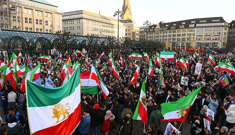 Mehr als 2000 Menschen protestieren in Hamburg gegen iranische Regierung Zahlreiche Demonstranten mit Fahnen und Plakaten stehen zum Ende der Demonstration auf dem Rathausmarkt. Nach der Hinrichtung zwei weiterer Demonstranten im Iran sind in Hamburg mehr als 2000 Menschen auf die Straße gegangen, um gegen den repressiven Kurs der iranischen Regierung zu protestieren. Foto: Jonas Walzberg/dpa