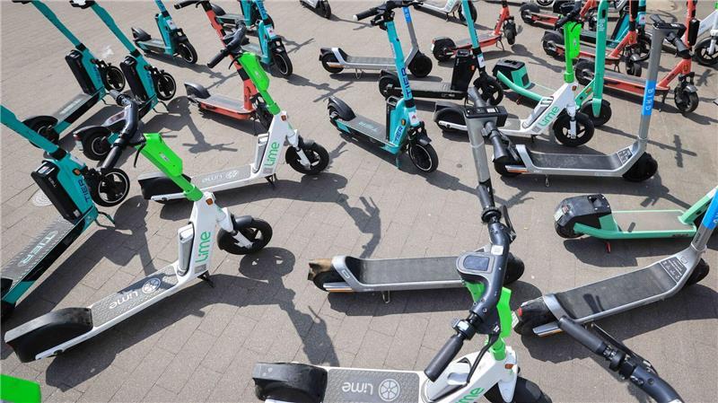 Gefahr auf dem E-Scooter: Forscher fordert Altersgrenze Zahlreiche E-Scooter in den Innenstädten: Auch die Unfallzahlen nehmen zu.