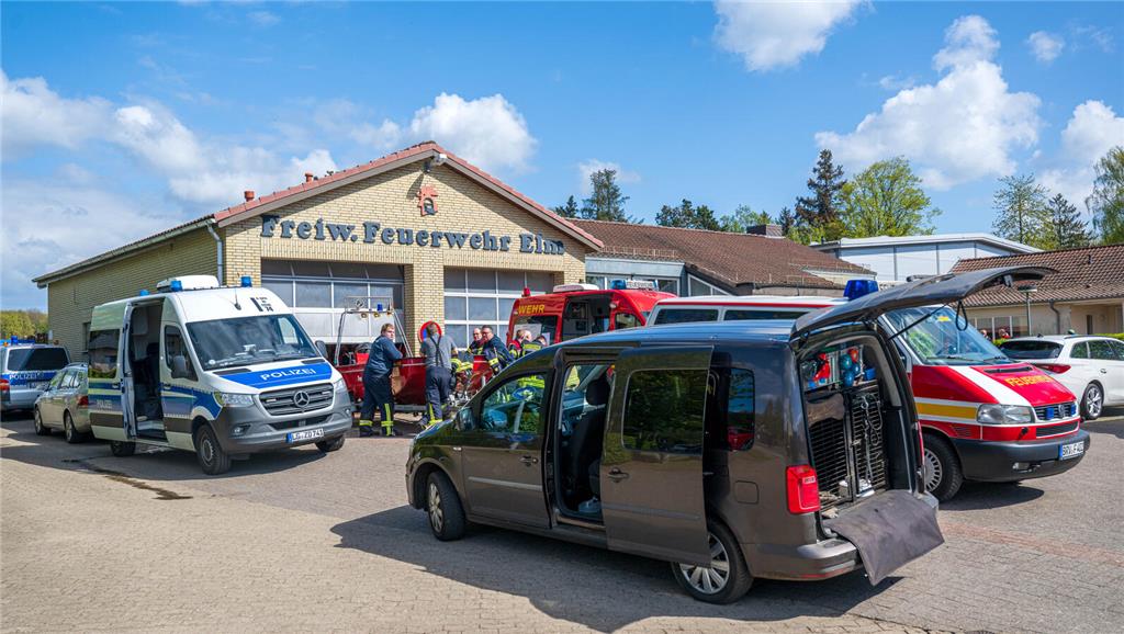 Zahlreiche Einsatzfahrzeuge stehen vor dem Gebäude der Freiwilligen Feuerwehr. 