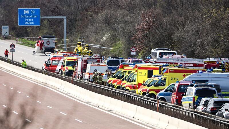 Busunfall auf A9: Polizei korrigiert Zahl der Toten auf vier Zahlreiche Einsatzfahrzeuge und Rettungshubschrauber an der Unfallstelle.