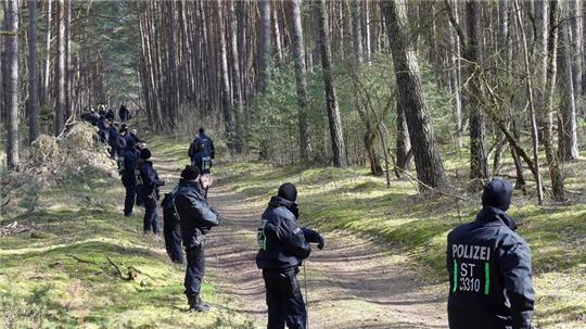 Zahlreiche Einsatzkräfte der Polizei durchsuchen im Vermisstenfall „Inga“ erneut ein Gebiet im Landkreis Stendal.