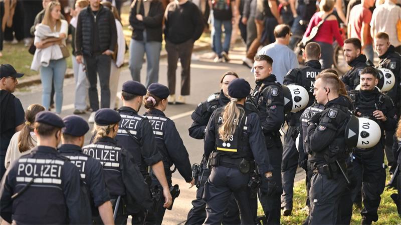Einheitsfest in Bremen - Polizei zieht positive Bilanz Zahlreiche Einsatzkräfte der Polizei sind in Bremen unterwegs.