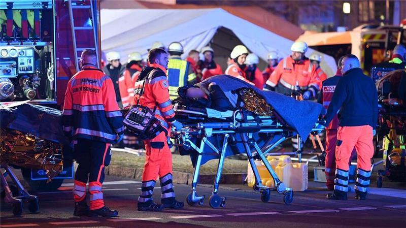 Magdeburg: Tote und Verletzte auf Weihnachtsmarkt – Arzt festgenommen Zahlreiche Einsatzkräfte kümmern sich um die vielen Verletzten.