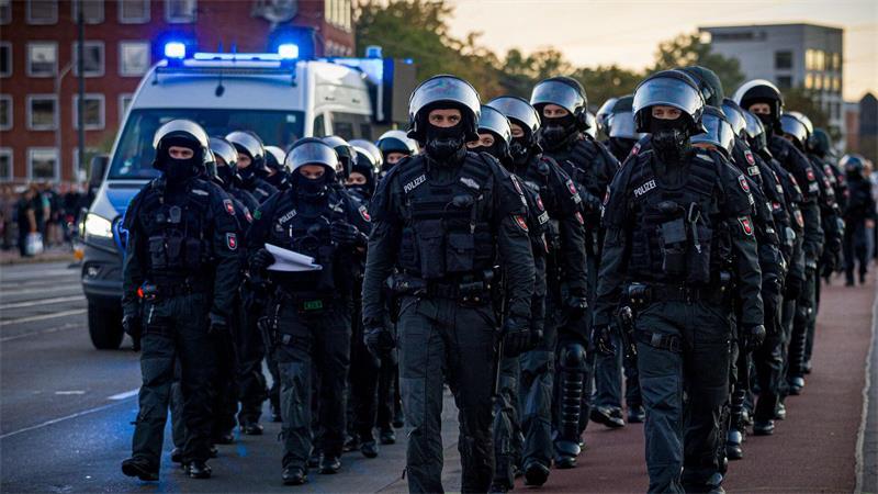 Zahlreiche Einsatzkräfte sicherten die Demonstration ab.