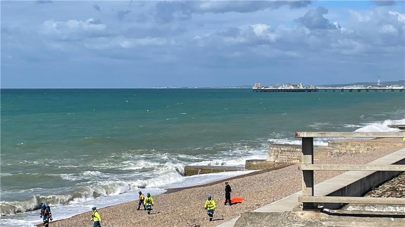 Zahlreiche Einsatzkräfte sind am Strand in Brighton eingetroffen.