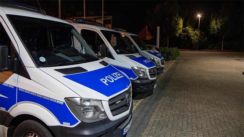Zahlreiche Einsatzkräfte suchen nach dem vermissten Mädchen.