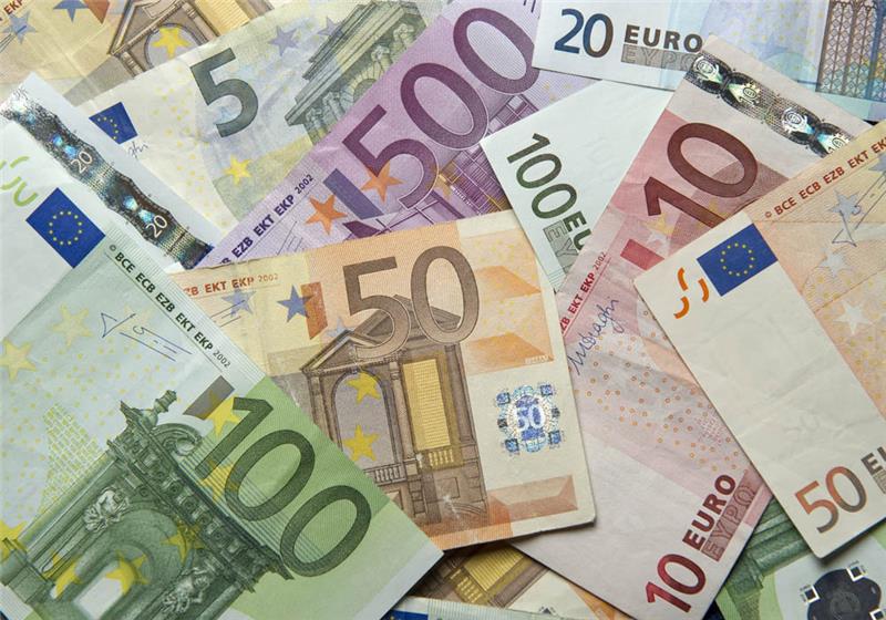 Zahlreiche Euro-Banknoten liegen übereinander. Foto: Daniel Reinhardt/dpa