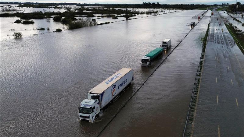 Unwetter in Argentinien: Schulkinder per Helikopter gerettet Zahlreiche Fahrzeuge, auch Schulbusse, blieben auf den überfluteten Straßen stecken.