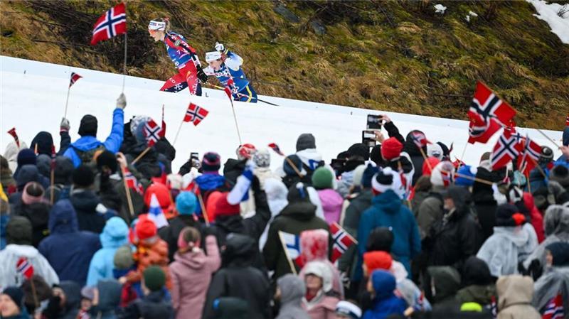 Zeitgleich zu Silber: Langlauf-Star Johaug fehlen Zentimeter Zahlreiche Fans feuerten die Athletinnen euphorisch an.
