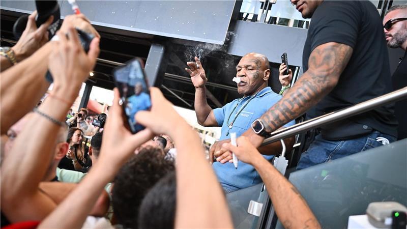 Zahlreiche Fans umringen Ex-Box-Weltmeister Mike Tyson auf der Cannabis-Messe in Berlin. 