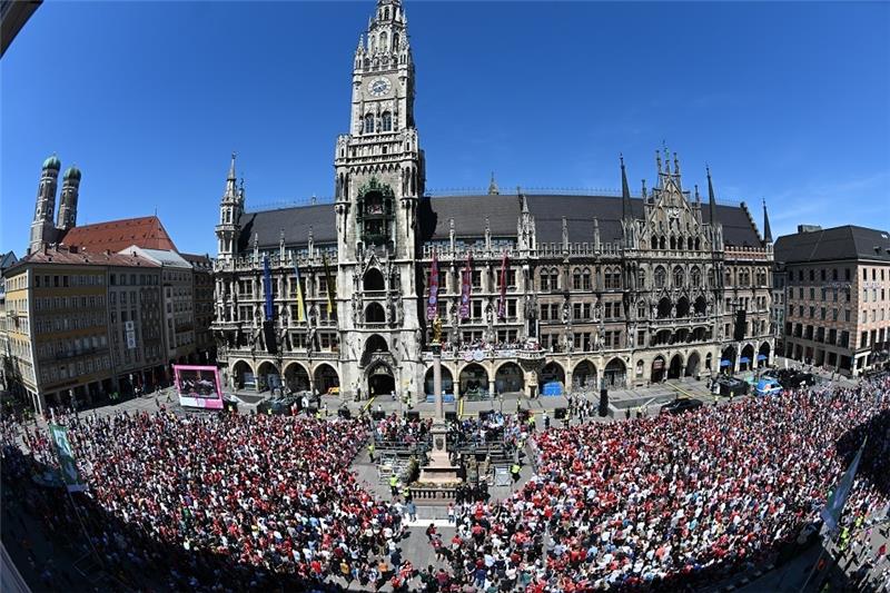Alles zum letzten Spieltag: So läuft das Bundesliga-Finale im TV Zahlreiche Fans vom FC Bayern München feiern auf dem Marienplatz vor dem Rathaus mit den Spielern auf dem Balkon des Rathaus die deutsche Fußball-Meisterschaft. Sollten die Bayern doch noch den Titel gewinnen, soll am Pfingstsonntag wieder auf dem Marienplatz gefeiert werden. Foto: Peter Kneffel/dpa