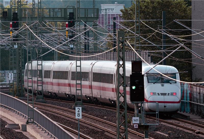 Zahlreiche Fernverkehrszüge zwischen Hamburg und Berlin waren wegen Bränden an Kabelschächten ausgefallen.