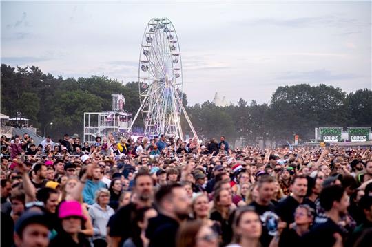 Zahlreiche Festivalbesucher hören sich auf dem diesjährigen Hurricane Festival das Konzert von Peter Fox an. Im kommenden Jahr soll ein Weltstar in Scheeßel auftreten.