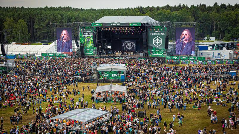 Festivalbesucher verfolgen den Auftritt der Band „The Gaslight Anthem“ beim Hurricane Festival