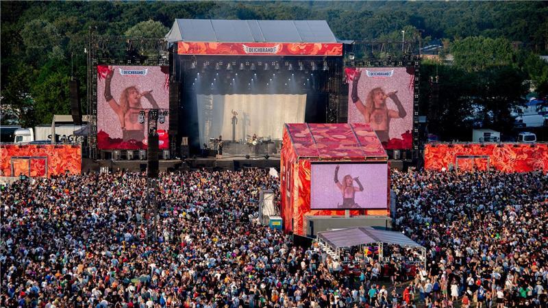 Zahlreiche Festivalbesucher verfolgen ein Konzert der Band Tokio Hotel auf dem Deichbrand Festival. (Archivbild)
