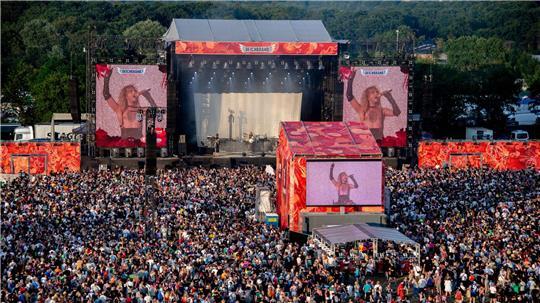 Zahlreiche Festivalbesucher verfolgen ein Konzert der Band Tokio Hotel auf dem Deichbrand Festival. (Archivbild)
