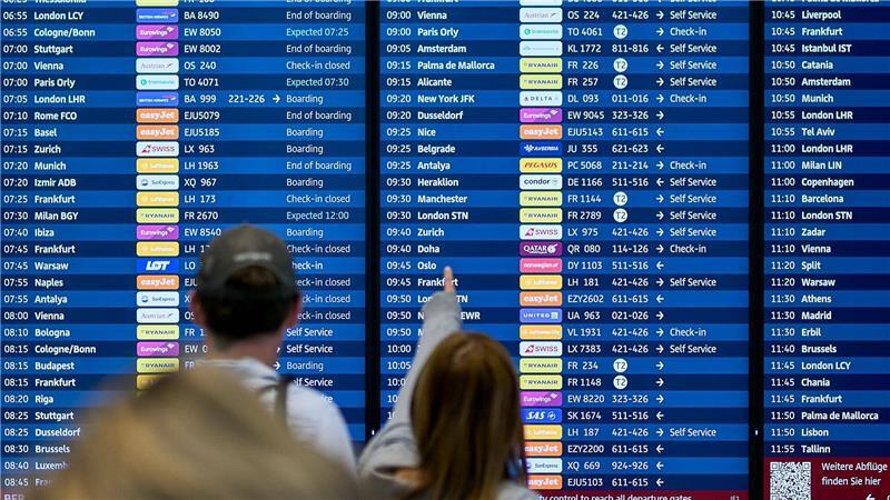 Zahlreiche Flüge starten auch am Montag verspätet.