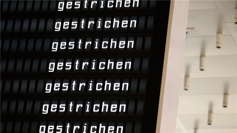 Warnstreiks an 13 deutschen Flughäfen legen Flugverkehr lahm Zahlreiche Flüge wurden gestrichen.