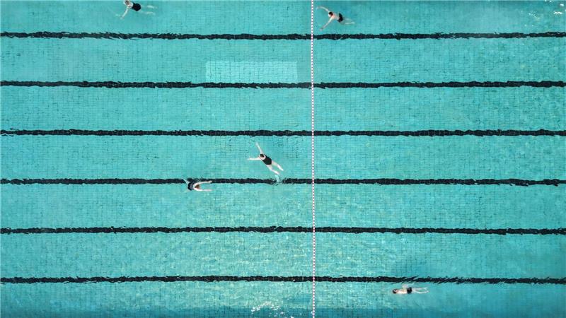 Zahlreiche Frühschwimmer sind schon vor Sonnenaufgang im Wasser. Das Friesenbad in Weener ist wegen der Fernwärme-Versorgung klassischerweise eines der ersten Freibäder, die in Niedersachsen öffnen.