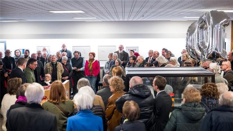 Eugen Gomringer: 100 Exponate zum 100. Geburtstag Zahlreiche Gäste kamen zur Vernissage ins Rehauer Rathaus.