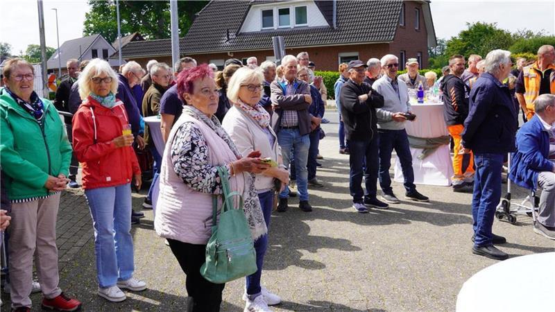 Zahlreiche Gäste und Anwohner waren zur Einweihung der neuen Ortsdurchfahrt gekommen.