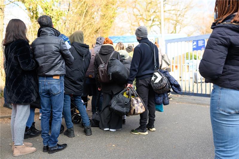 450 weitere Flüchtlinge aus Ukraine in Hamburg angekommen Zahlreiche Geflüchtete stehen in einer Schlange zur Registrierung am Ankunftszentrum Rahlstedt. . Foto: Jonas Walzberg/dpa