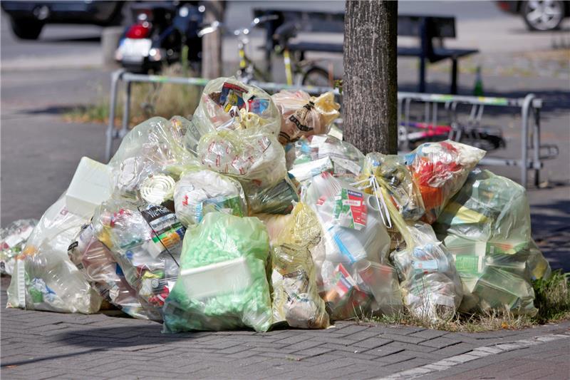 Spurensuche im Dschungel des Verpackungsmülls Zahlreiche Gelbe Säcke liegen zur Abholung bereit. Symbolfoto Daniel Karmann/dpa