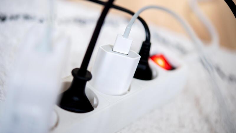 Zahlreiche Grundversorger senken die Preise für Strom und Gas.