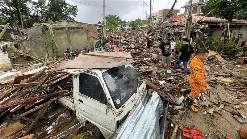 Zahlreiche Häuser lagen in Trümmern.