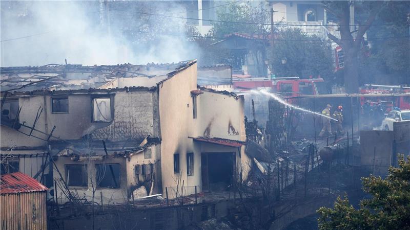 Waldbrände in Südeuropa – Menschen fliehen vor den Flammen Zahlreiche Häuser sind beschädigt oder vollständig ausgebrannt.
