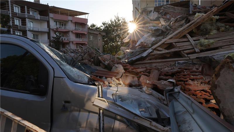 Hunderte Nachbeben in der Westtürkei - Festnahmen Zahlreiche Häuser sind nach dem Erbeben in der Westtürkei zerstört