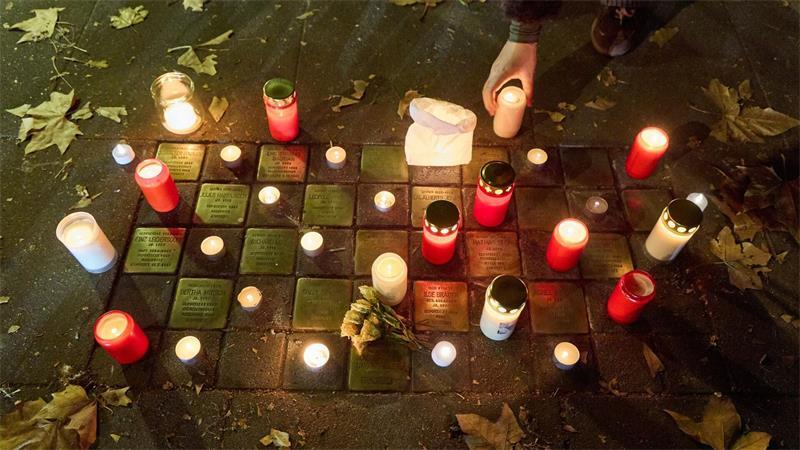Zahlreiche Kerzen stehen am Gedenktag an die Pogromnacht am 09. November neben Stolpersteinen. Seit 20 Jahren forschen Historikerinnen und Historiker der Hamburger Stolperstein-Initiative zu den Biografien der im Nationalsozialismus Verfolgten. (Archivbild)