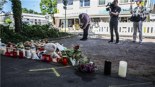 Zahlreiche Kerzen und Blumen an der Unfallstelle - die Autofahrerin soll ein Gerät zur Herzüberwachung getragen haben.