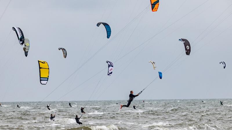 California Kitesurf Masters in St. Peter-Ording Zahlreiche Kitesurfer nehmen an den California Kitesurf Masters teil.