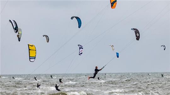 Zahlreiche Kitesurfer nehmen an den California Kitesurf Masters teil.