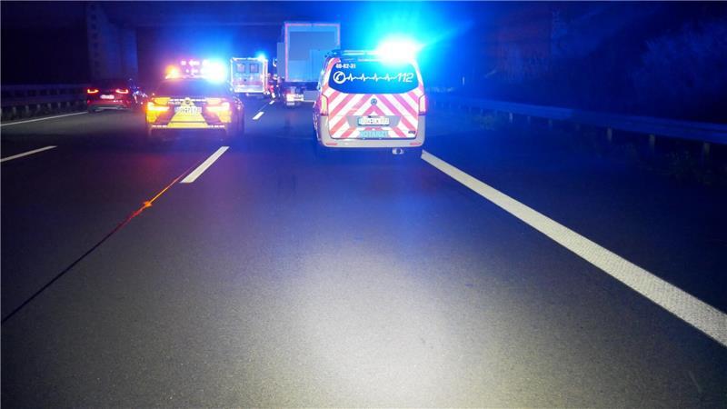 Zahlreiche Kräfte sind im Einsatz, die A1 in Richtung Hamburg ist bis zum frühen Morgen gesperrt.