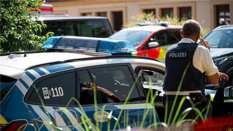 Mann sticht Kollegen am Arbeitsplatz nieder - eine Tote Zahlreiche Kräfte von Polizei und Rettungsdienst rückten aus.