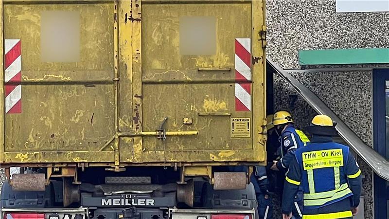 Zwei Fahrer sterben bei schwerem Lastwagen-Unfall in Kiel Zahlreiche Kräfte waren im Einsatz.
