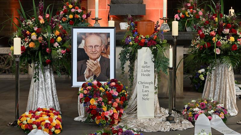 Willi Lemkes Abschiedsspiel: Viel Prominenz bei Trauerfeier Zahlreiche Kränze liegen zur Trauerfeier von Willi Lemke im Bremer Dom um das Foto und die Urne des früheren Werder-Managers am Altar. Lemke war am 12. August im Alter von 77 Jahren gestorben.