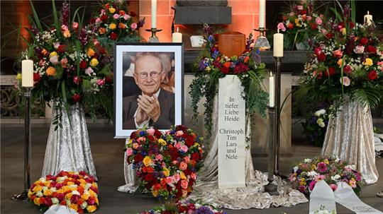 Zahlreiche Kränze liegen zur Trauerfeier von Willi Lemke im Bremer Dom um das Foto und die Urne des früheren Werder-Managers am Altar. Lemke war am 12. August im Alter von 77 Jahren gestorben.