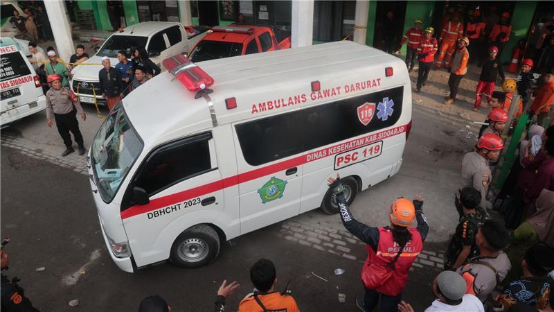 Tote und Vermisste nach Einsturz von Schule in Indonesien Zahlreiche Krankenwagen waren im Einsatz.