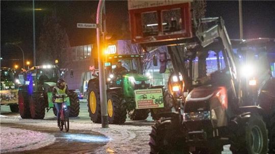 Zahlreiche Landwirte demonstrieren in Bremerhaven. Doch in Wulsdorf ist die Situation am Montag eskaliert.
