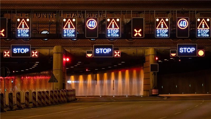 Zahlreiche Leuchttafeln zeigen mit Aufschriften wie "Stop" oder einem roten Kreuz die Sperrung des Elbtunnels an. 
