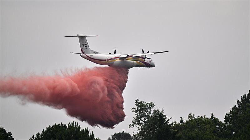 Feuer wütet weiter bei Bordeaux – Rauch macht Atmen schwer Zahlreiche Löschflugzeuge sind bei der Bekämfung der Brände im Einsatz.