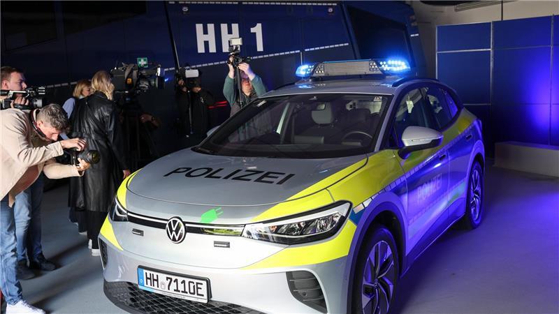 Polizeiwagen in Hamburg erhalten Präsenzlicht Zahlreiche Medienvertreter verschaffen sich einen ersten Eindruck vom neu präsentierten Sichtbarkeitsmerkmal der Hamburger Peterwagen.