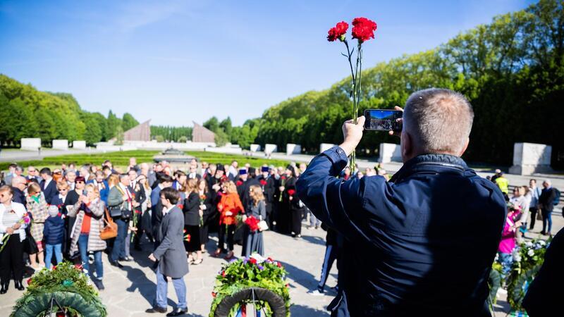 Zahlreiche Menschen besuchten das Sowjetische Ehrenmal im Treptower Park in Berlin.