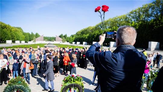 Zahlreiche Menschen besuchten das Sowjetische Ehrenmal im Treptower Park in Berlin.