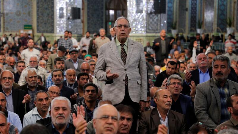 Helikopterunfall: Suche nach Irans Präsidenten Zahlreiche Menschen beten für Präsident Ebrahim Raisi am Imam-Reza-Schrein in der Stadt Mashhad.